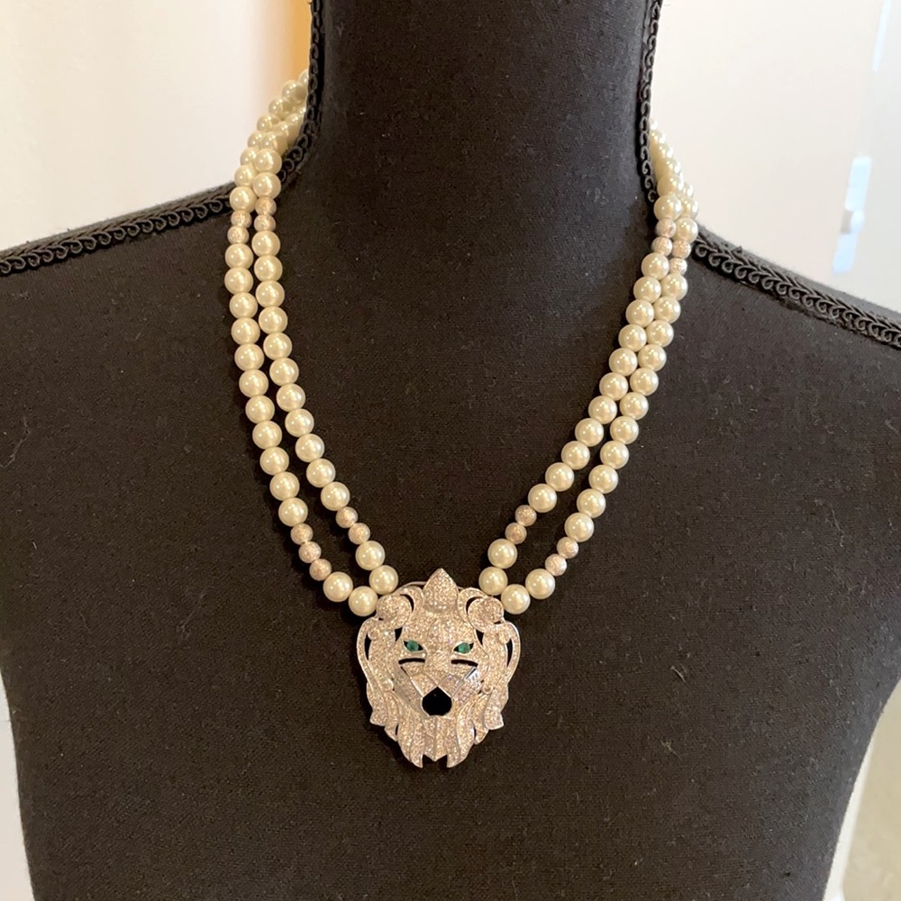 Double strand pearl necklace with lion dpendant